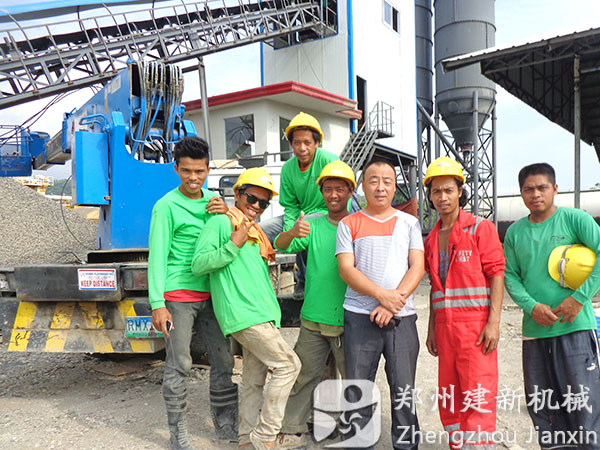 郑州建新机械人员和菲律宾当地人员在搅拌站前合影留念